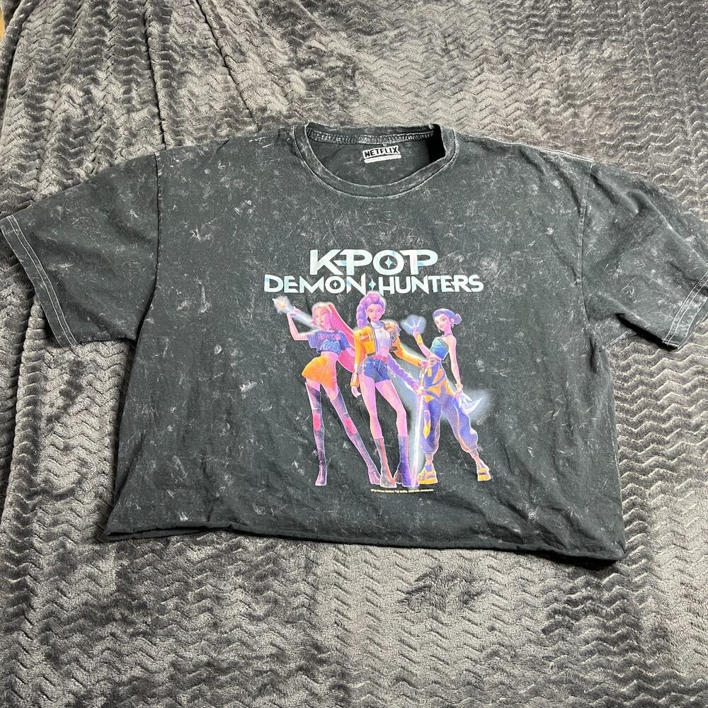 Netflix KPop Demon Hunters Girls Group Shot T-Shirt cropped size L
